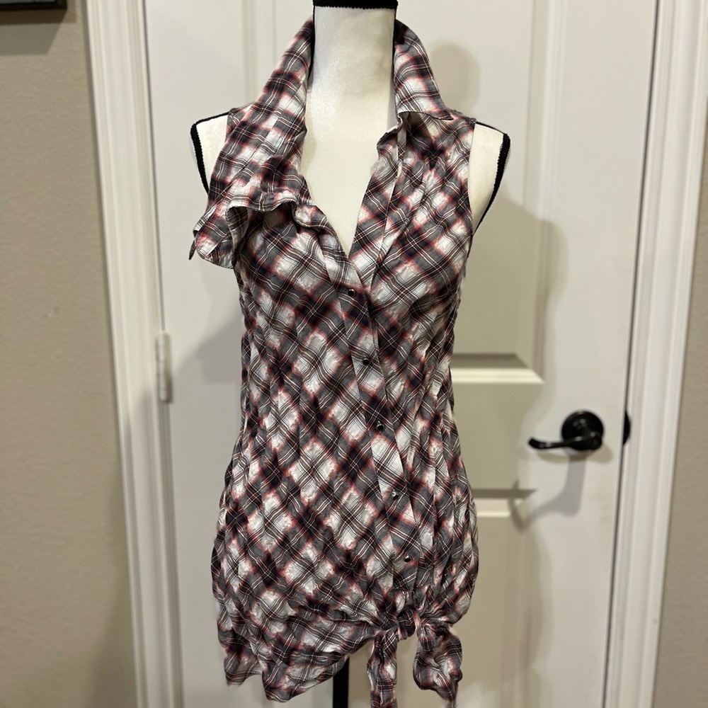 NWOT - “SEVENTY-TWO CHANGES” PLAID SLEEVLESS BOTTON DOWN TOP WITH UNEVEN COLLAR-